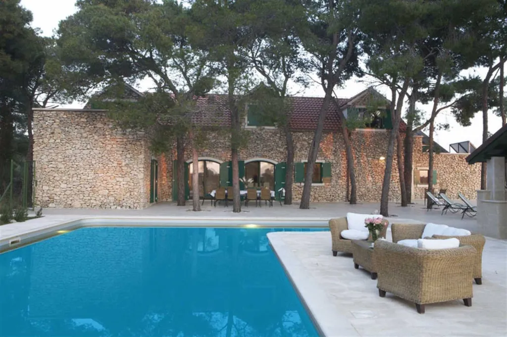 4-Bedroom Villa for 8-9 Guests in Sutivan