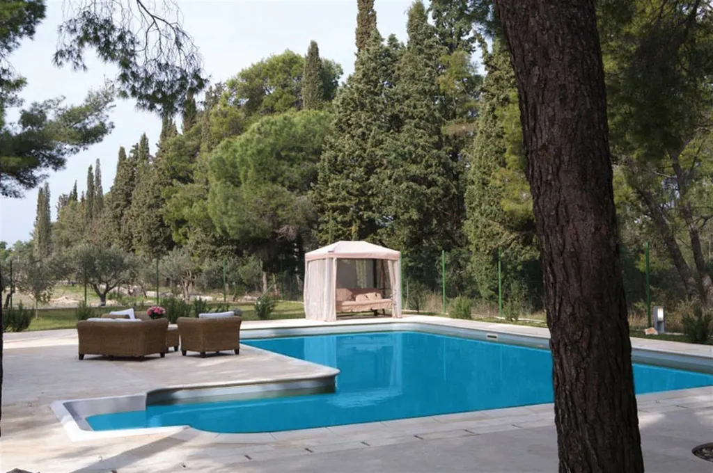 4-Bedroom Villa for 8-9 Guests in Sutivan