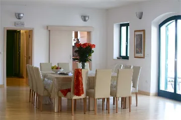 4-Bedroom Villa for 8-9 Guests in Sutivan