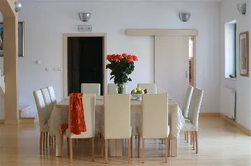 4-Bedroom Villa for 8-9 Guests in Sutivan