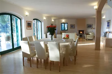 4-Bedroom Villa for 8-9 Guests in Sutivan