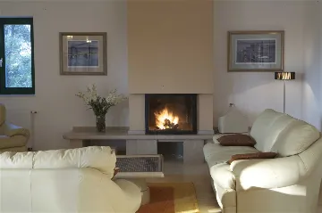 4-Bedroom Villa for 8-9 Guests in Sutivan