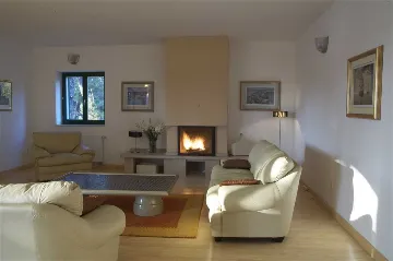 4-Bedroom Villa for 8-9 Guests in Sutivan