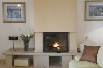 4-Bedroom Villa for 8-9 Guests in Sutivan