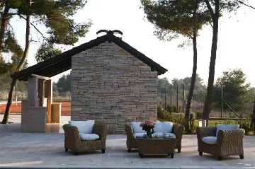 4-Bedroom Villa for 8-9 Guests in Sutivan