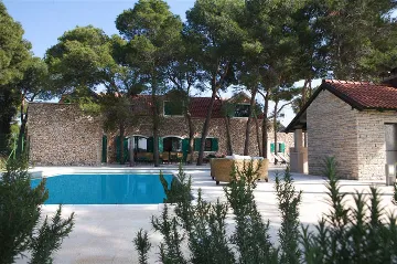 4-Bedroom Villa for 8-9 Guests in Sutivan