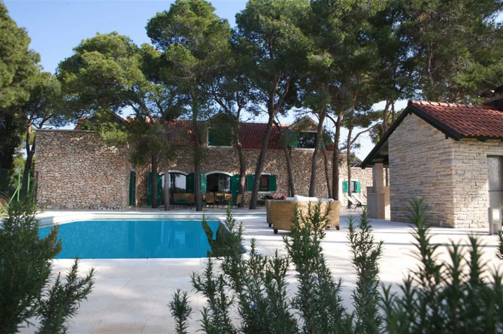 4-Bedroom Villa for 8-9 Guests in Sutivan