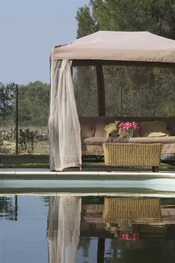 4-Bedroom Villa for 8-9 Guests in Sutivan