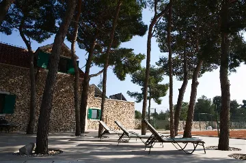 4-Bedroom Villa for 8-9 Guests in Sutivan