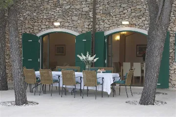 4-Bedroom Villa for 8-9 Guests in Sutivan