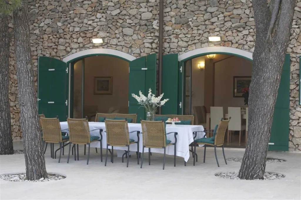 4-Bedroom Villa for 8-9 Guests in Sutivan