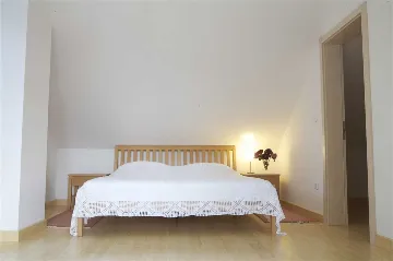 4-Bedroom Villa for 8-9 Guests in Sutivan