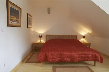 4-Bedroom Villa for 8-9 Guests in Sutivan