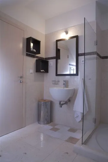 4-Bedroom Villa for 8-9 Guests in Sutivan