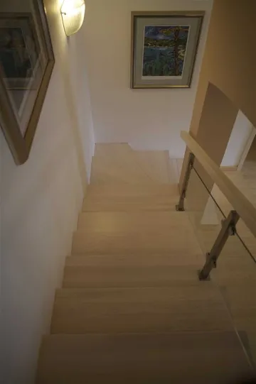 4-Bedroom Villa for 8-9 Guests in Sutivan