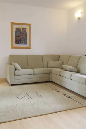 4-Bedroom Villa for 8-9 Guests in Sutivan