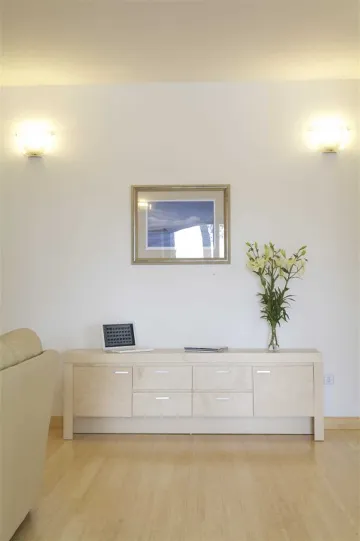 4-Bedroom Villa for 8-9 Guests in Sutivan