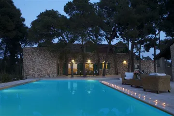 4-Bedroom Villa for 8-9 Guests in Sutivan