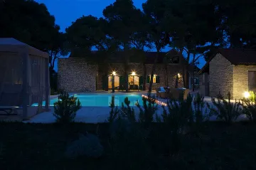 4-Bedroom Villa for 8-9 Guests in Sutivan