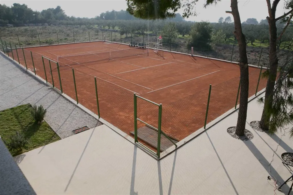 4-Bedroom Villa for 8-9 Guests in Sutivan