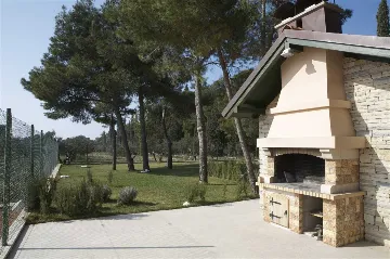 4-Bedroom Villa for 8-9 Guests in Sutivan