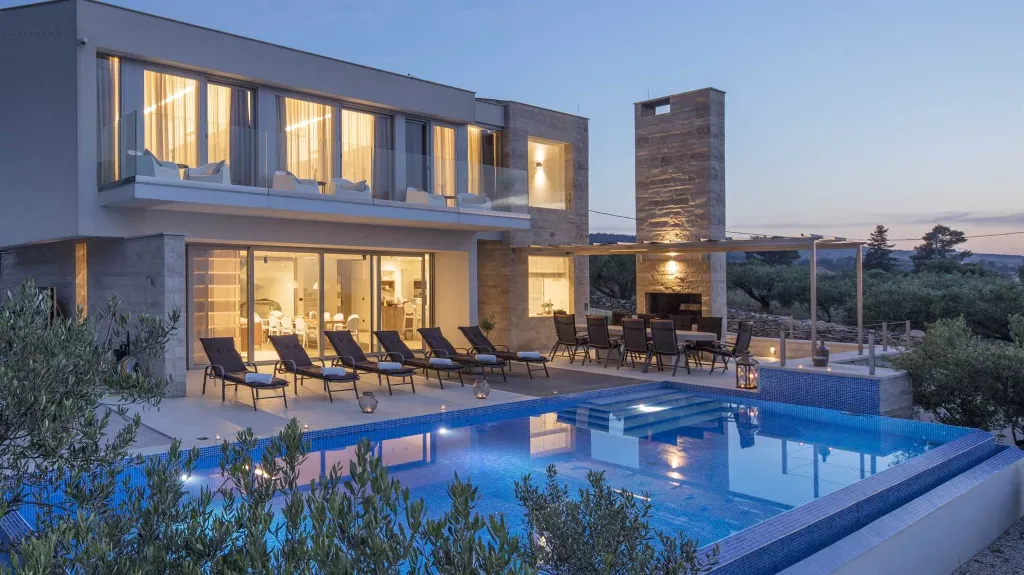 Heated-Pool Villa with Jacuzzi in Splitska