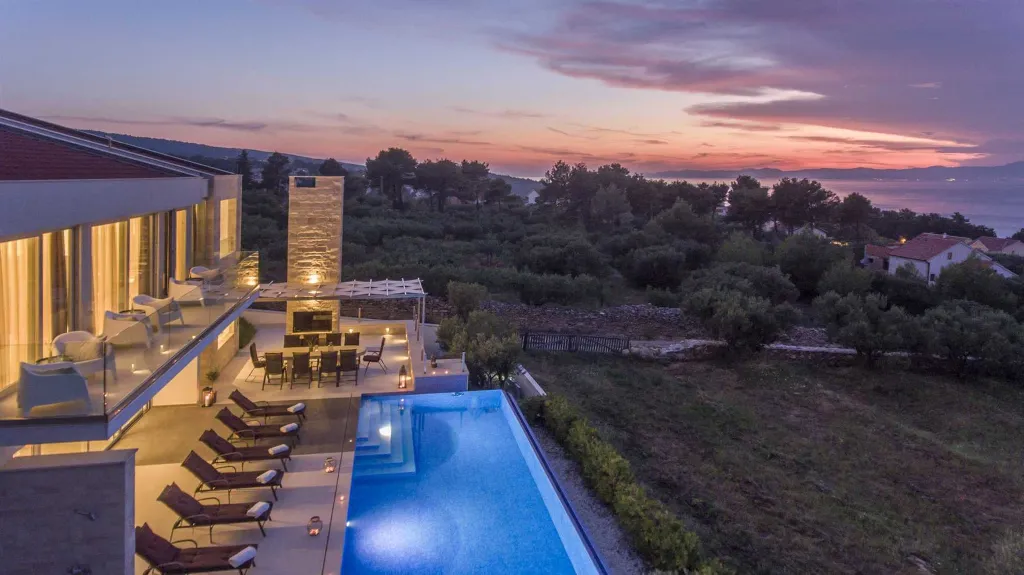 Heated-Pool Villa with Jacuzzi in Splitska
