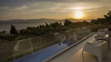 Heated-Pool Villa with Jacuzzi in Splitska