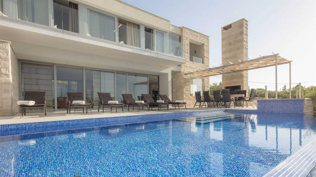Heated-Pool Villa with Jacuzzi in Splitska
