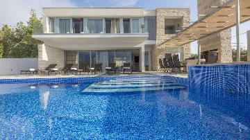 Heated-Pool Villa with Jacuzzi in Splitska