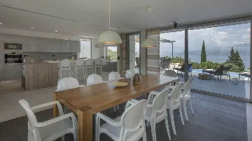 Heated-Pool Villa with Jacuzzi in Splitska