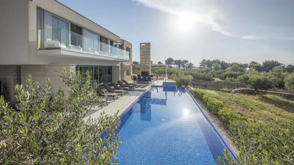 Heated-Pool Villa with Jacuzzi in Splitska