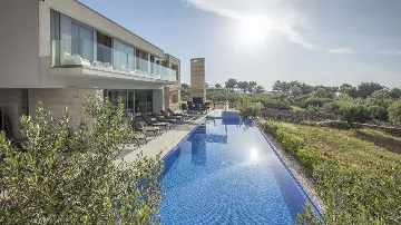 Heated-Pool Villa with Jacuzzi in Splitska