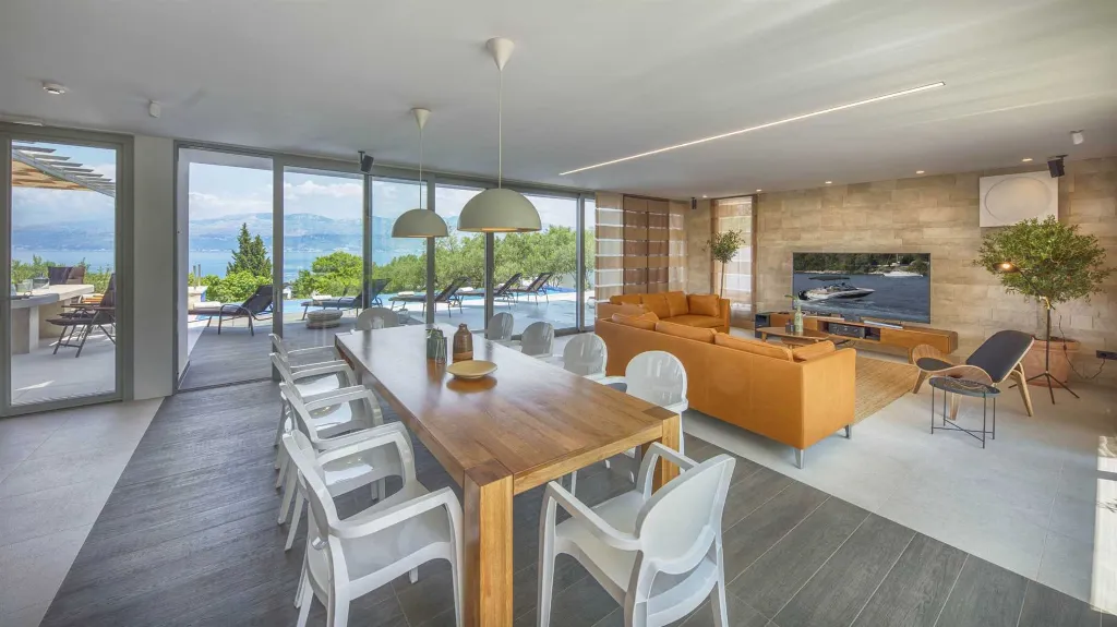 Heated-Pool Villa with Jacuzzi in Splitska