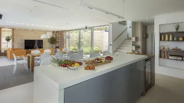 Heated-Pool Villa with Jacuzzi in Splitska