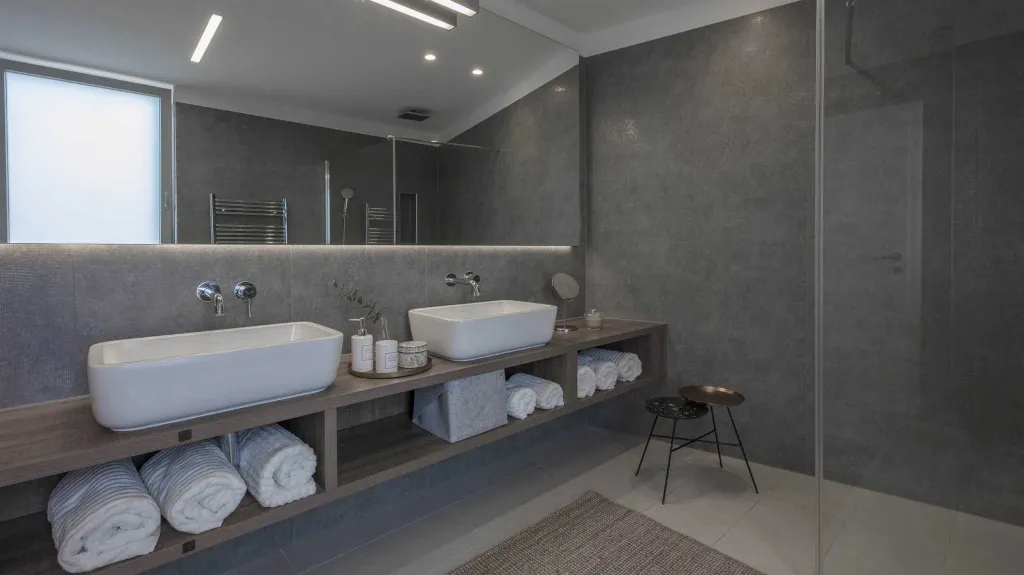 Heated-Pool Villa with Jacuzzi in Splitska