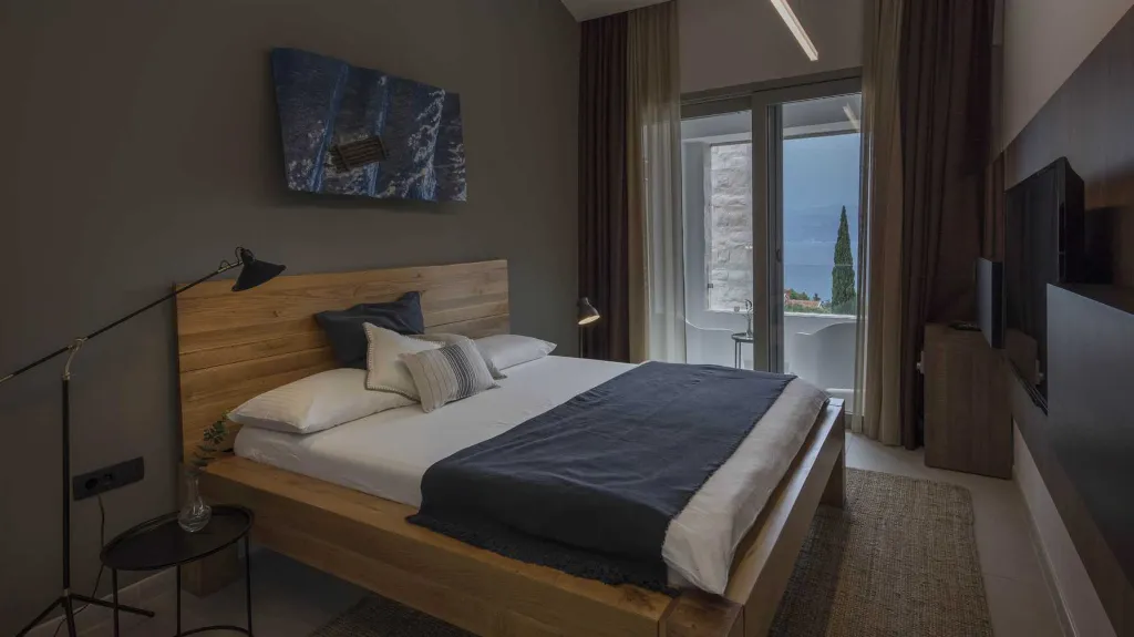 Heated-Pool Villa with Jacuzzi in Splitska