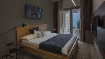 Heated-Pool Villa with Jacuzzi in Splitska