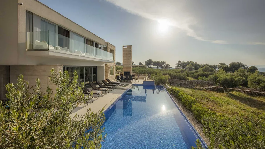 Heated-Pool Villa with Jacuzzi in Splitska