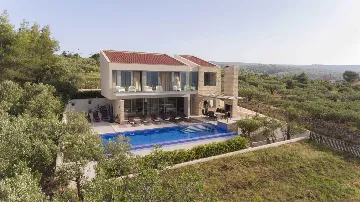 Heated-Pool Villa with Jacuzzi in Splitska