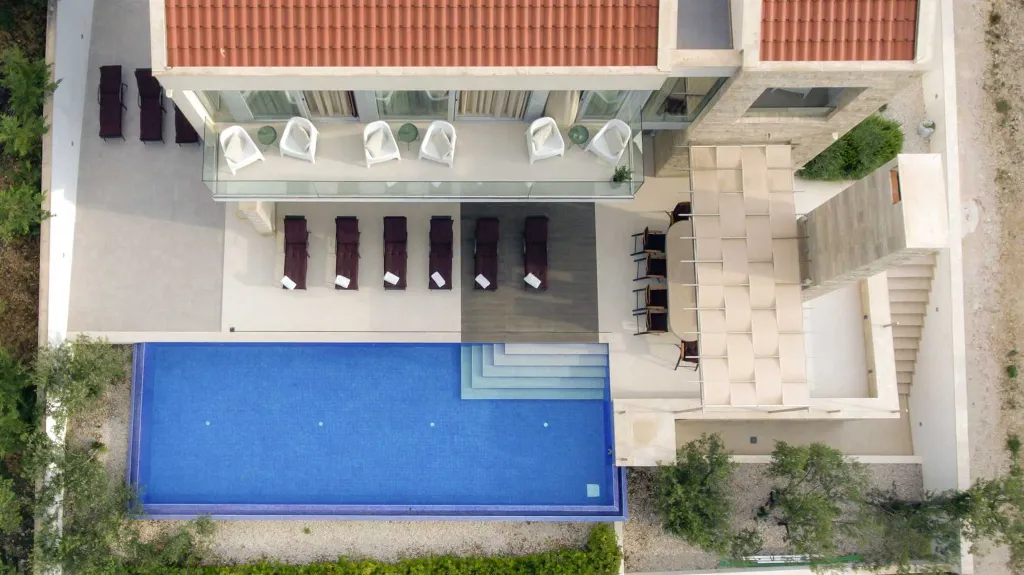 Heated-Pool Villa with Jacuzzi in Splitska