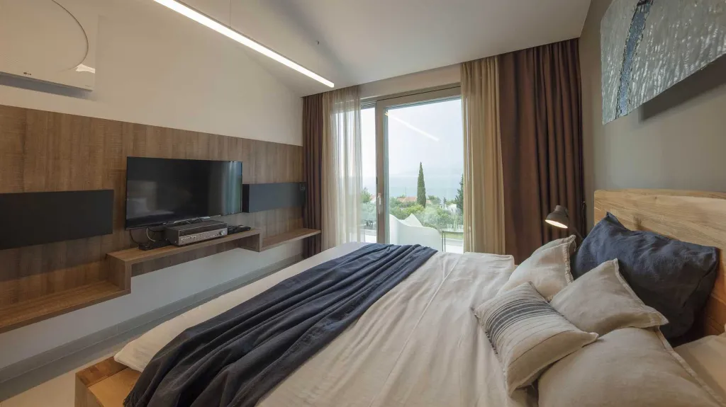 Heated-Pool Villa with Jacuzzi in Splitska