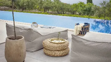 Heated-Pool Villa with Jacuzzi in Splitska