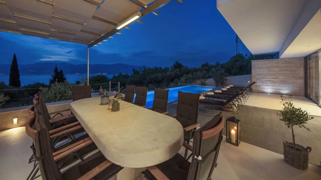 Heated-Pool Villa with Jacuzzi in Splitska