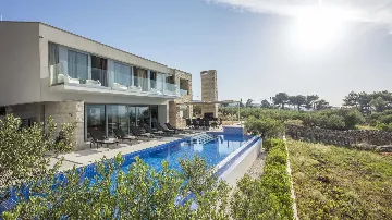 Heated-Pool Villa with Jacuzzi in Splitska