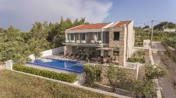 Heated-Pool Villa with Jacuzzi in Splitska