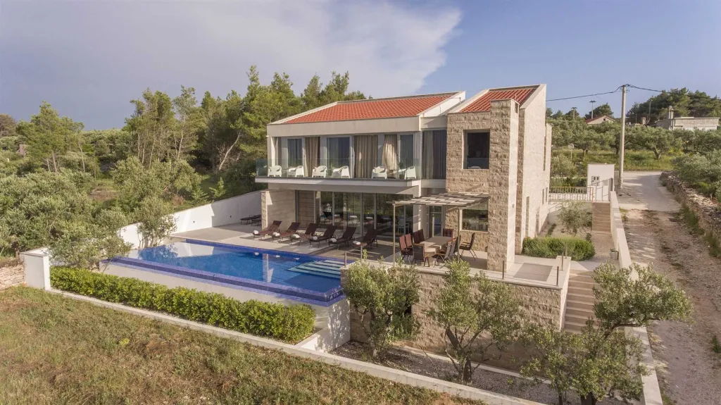 Heated-Pool Villa with Jacuzzi in Splitska
