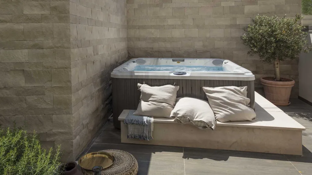 Heated-Pool Villa with Jacuzzi in Splitska