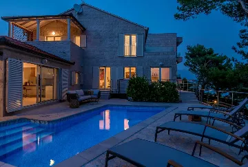 Sumartin 6-Bedroom Villa with Pool