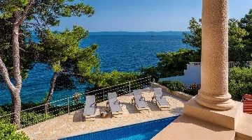 Sumartin 6-Bedroom Villa with Pool